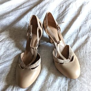 NATURALIZER nude heels size 5.5